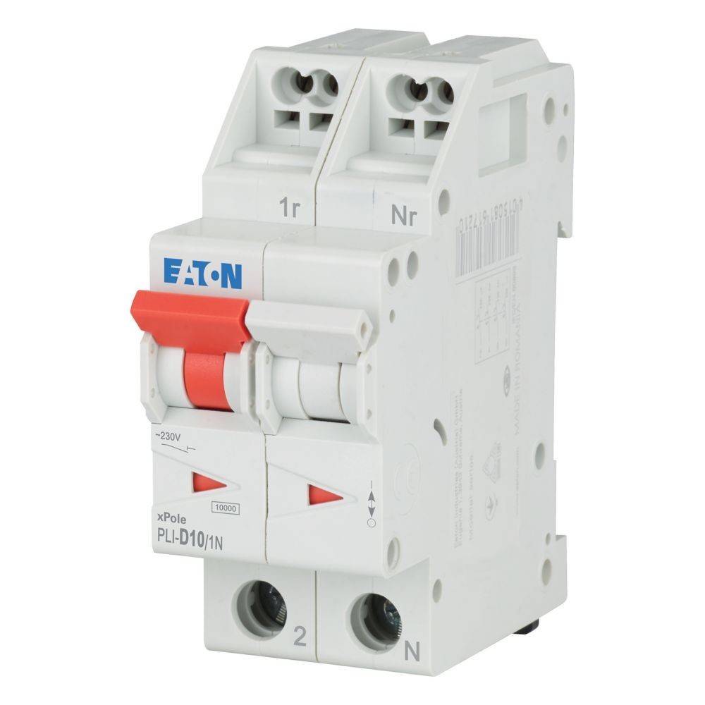 Ein weißer Eaton-Leistungsschalter mit einem roten Schalter, beschriftet mit '230V' und 'xPole PL7-D10/1N', konzipiert für elektrische Sicherheit und Steuerung.