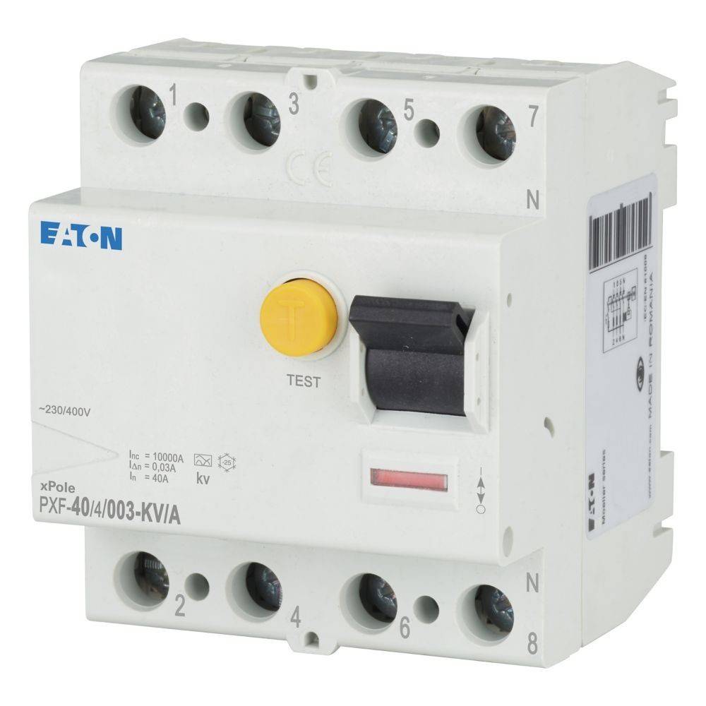 Ein weißer Eaton Fehlerstromschutzschalter mit einem gelben Testknopf, einem schwarzen Schalter und mehreren Anschlüssen für elektrische Verbindungen.