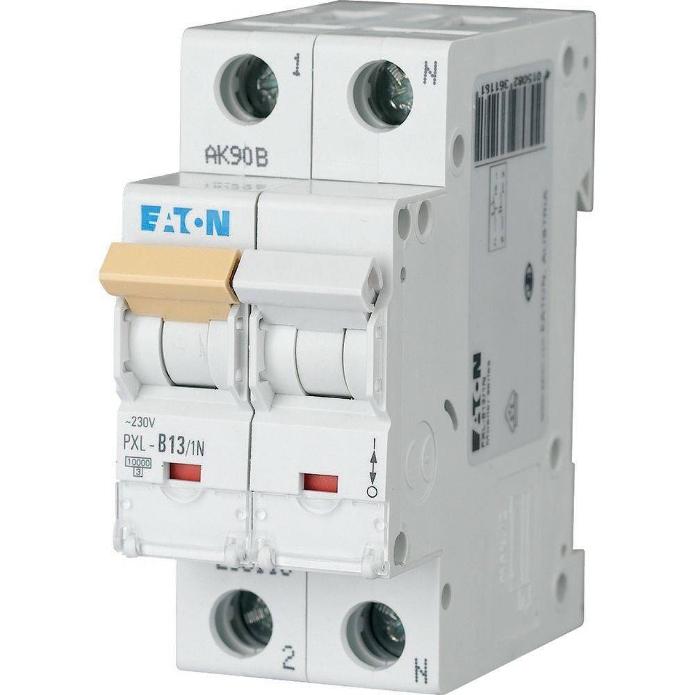 Ein einpoliger Leistungsschalter mit zwei Schaltern, gekennzeichnet als ‚EATON' und ‚PXL-B13/1N.' Er enthält Spannungsspezifikationen und Funktionen für elektrische Sicherheit.