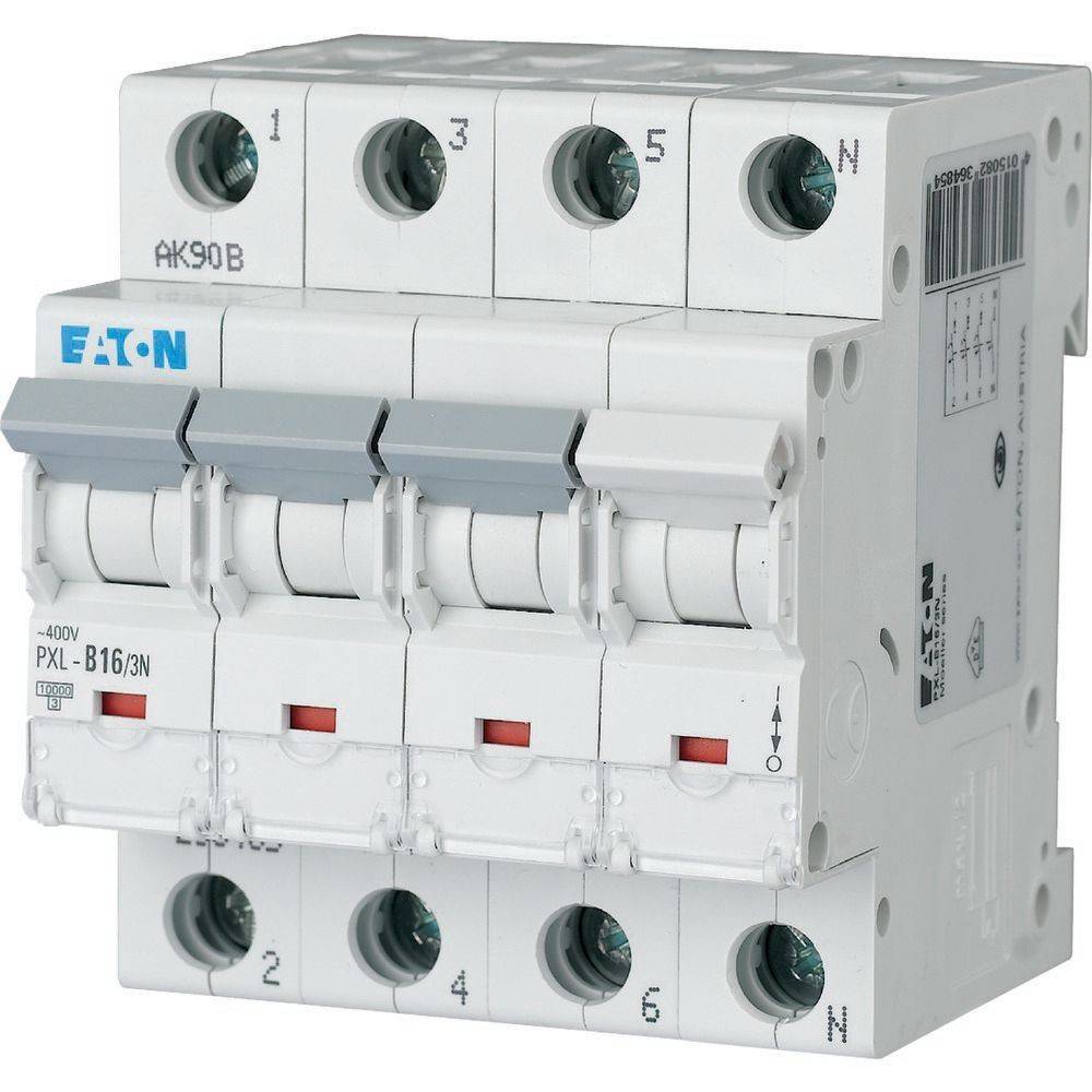 Ein dreiphasiger Leistungsschalter mit vier Schaltern, gekennzeichnet mit ‚Eaton' und ‚PXL-B16/3N', verwendet zum Schutz der elektrischen Verteilung.