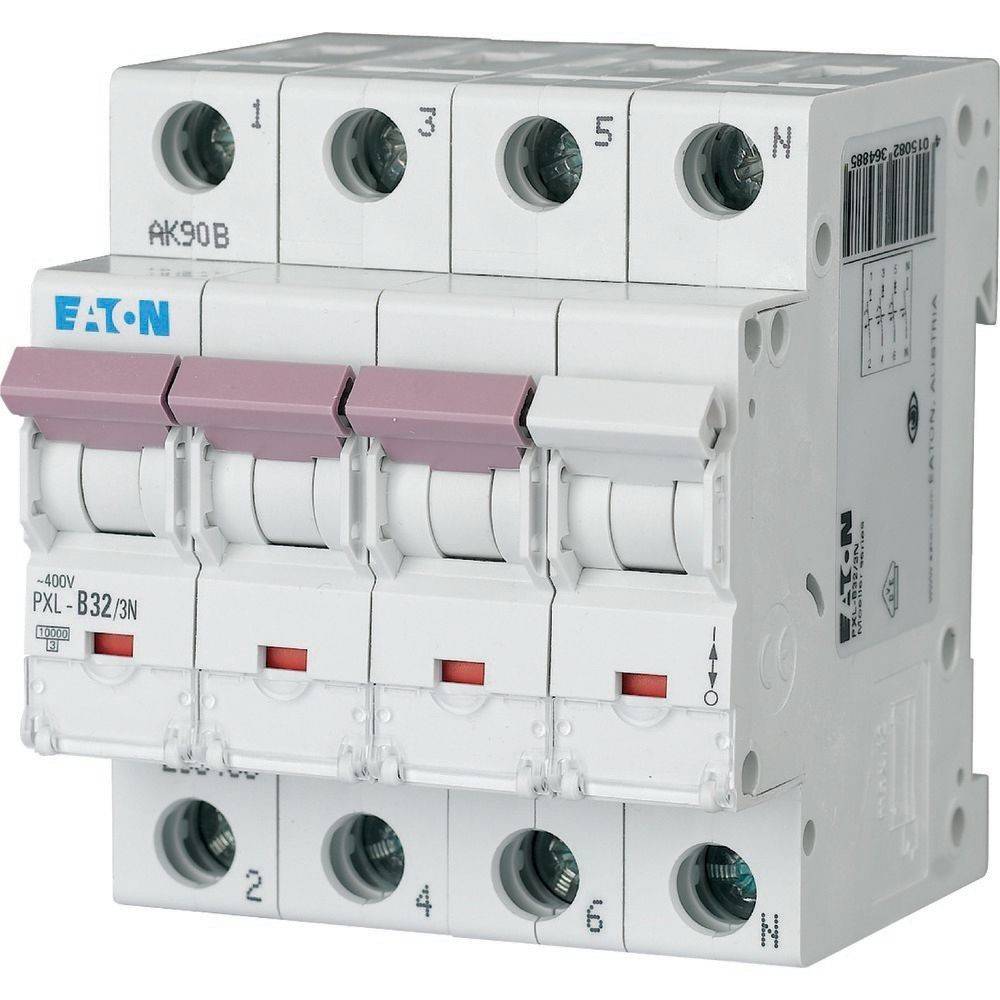Ein Vier-Pol-Leistungsschalter mit der Bezeichnung 'EATON PXL-B32/3N', dessen Schalter sich in Schaltstellung befinden und der zur elektrischen Schutzschaltung verwendet wird.