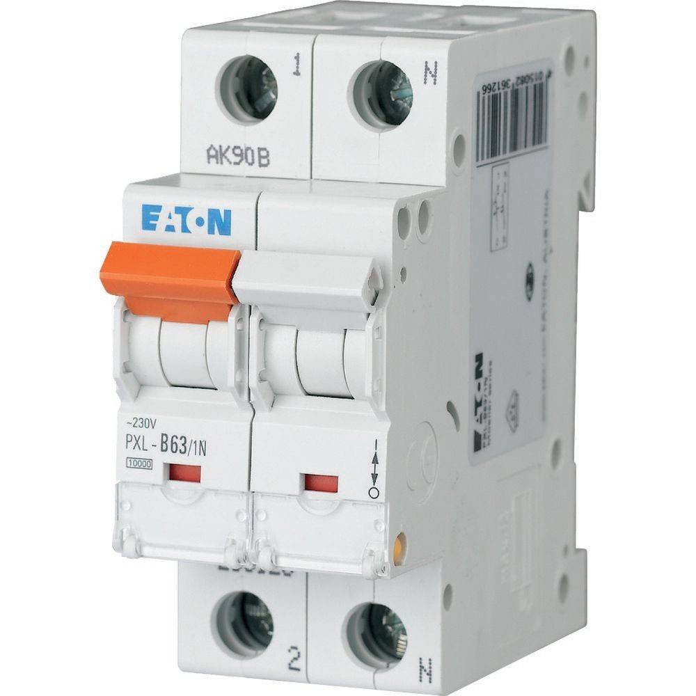 Ein weißer EATON-Sicherungsautomat mit orangefarbenen Schaltern, gekennzeichnet als 'PXL-B63/1N', ist für 230V-Elektrosysteme ausgelegt.