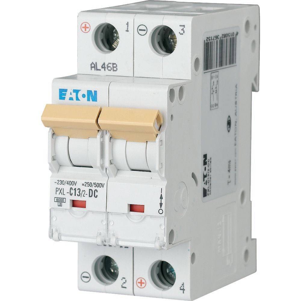 Ein weißer Eaton-Leistungsschalter mit Doppelschaltern und Beschriftung, die seine Verwendung für 230/400V und 250/500V Gleichstromkreise anzeigt.