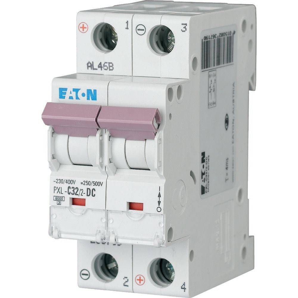 Ein weißer Doppelpol-Leitungsschutzschalter mit der Beschriftung 'Eaton PXL-C32/2-DC' und technischen Spezifikationen, konzipiert für elektrische Sicherheit und Steuerung.