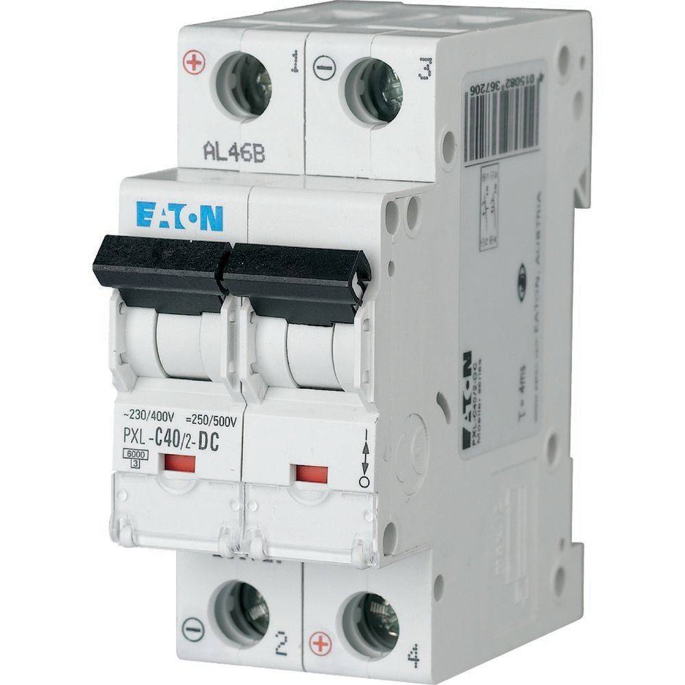 Ein Leistungsschalter mit Doppelschaltern, beschriftet mit ‚PXL-C40/2-DC' von Eaton, mit Anzeige elektrischer Spezifikationen und Anschlussports.