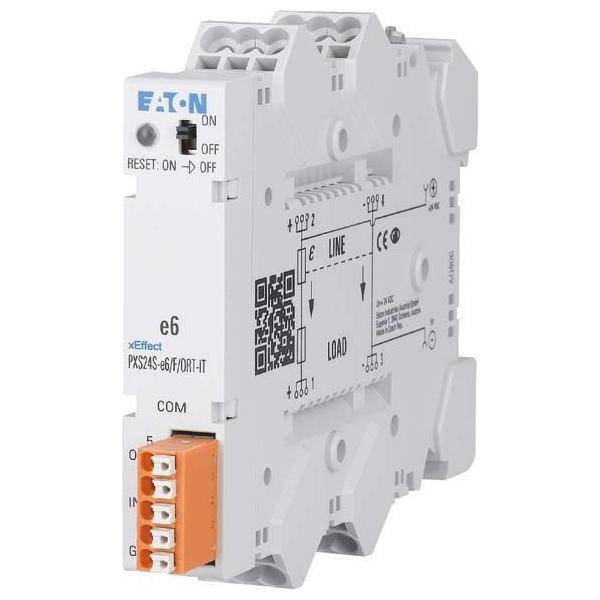 Eine Nahaufnahme einer weißen elektrischen Komponente mit orangefarbenen Anschlüssen, auf der der Schriftzug 'Eaton' und ein QR-Code zu sehen sind, für den Einsatz in elektrischen Systemen.