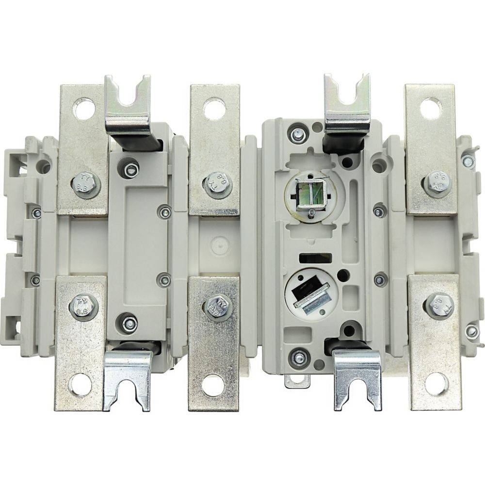 Ein elektrischer Sicherungshalter mit mehreren Metallverbindungen und Befestigungspunkten, der zum Sichern und Verbinden von elektrischen Sicherungen verwendet wird.