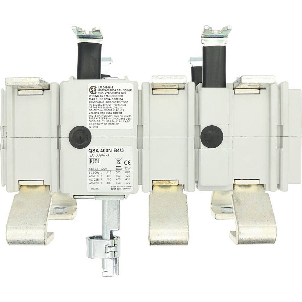Ein weißer elektrischer Sicherungshalter mit drei Sicherungen, metallischen Kontakten unten und einem Verriegelungsmechanismus, der zur Sicherung von Stromkreisen in Elektrotafeln verwendet wird.