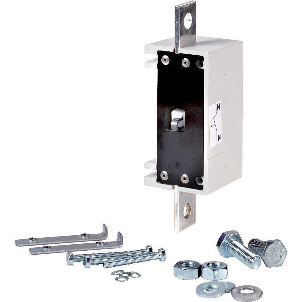 Ein elektrisches Montageset mit verschiedenen Metallkomponenten, einschließlich Schrauben, Unterlegscheiben und einem Metallhalter, neben einem weißen rechteckigen Gehäuse positioniert.