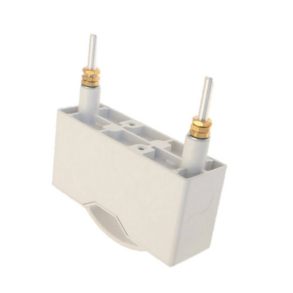 Eine weiße elektrische Komponente mit zwei hervorstehenden Metallstangen an der Oberseite, wahrscheinlich zum Verbinden oder Montieren in einer elektrischen Anordnung verwendet.
