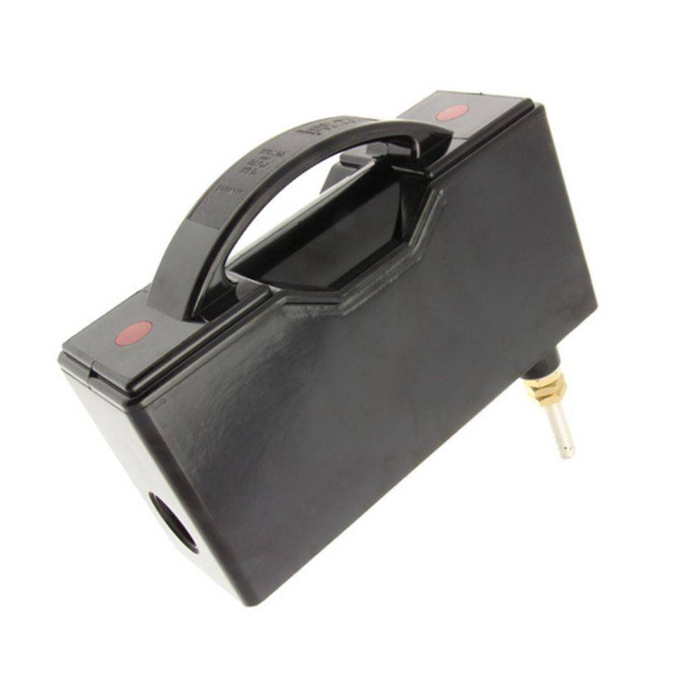 Ein rechteckiger schwarzer elektrischer Steckverbinder mit einem Griff und einem goldenen Stecker, der zum Anschluss von elektrischen Geräten verwendet wird.