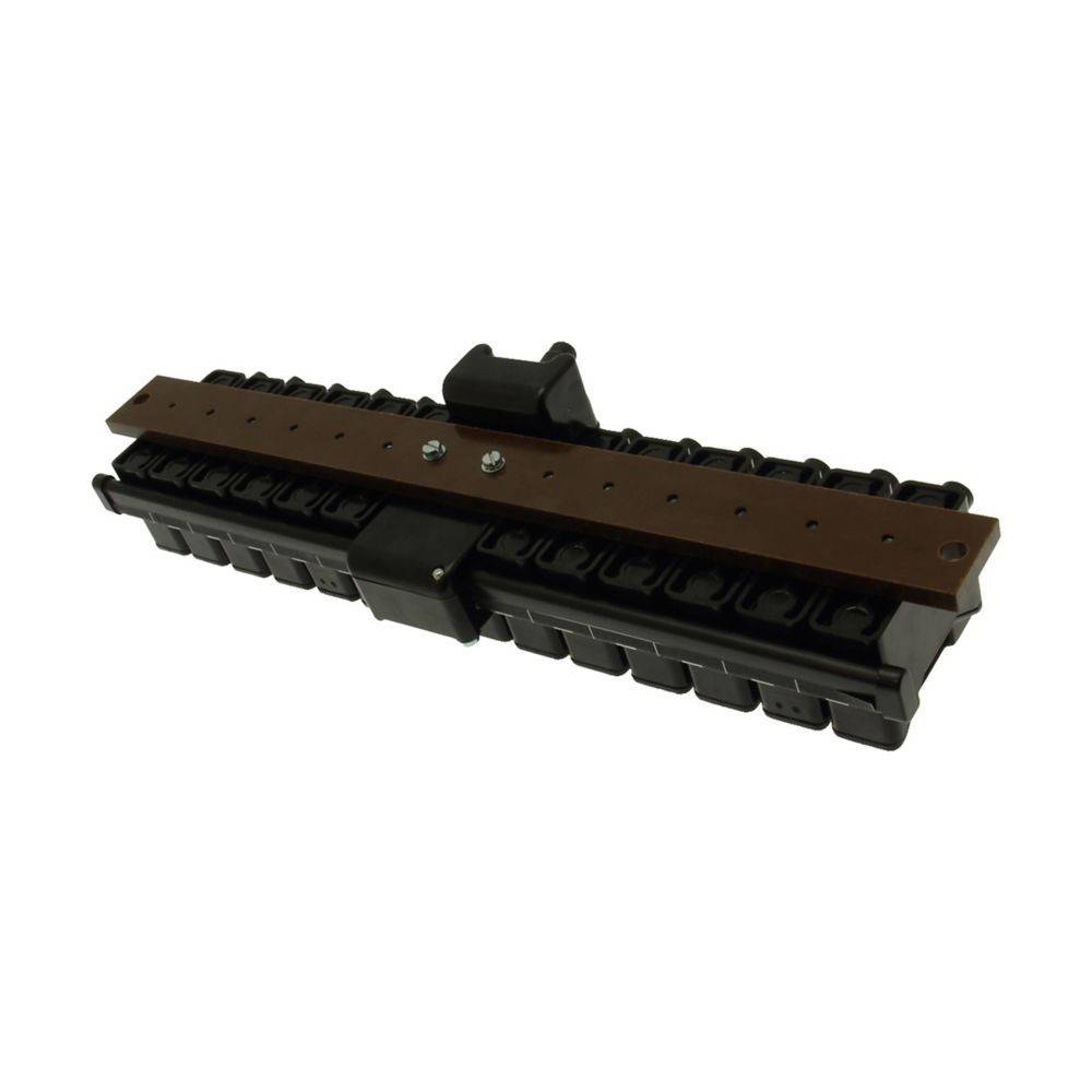 Ein schwarzer rechteckiger mechanischer Teil mit einem braunen Streifen, der oben montiert ist und Reihen von quadratischen Steckdosen aufweist, möglicherweise für elektronische Zwecke.