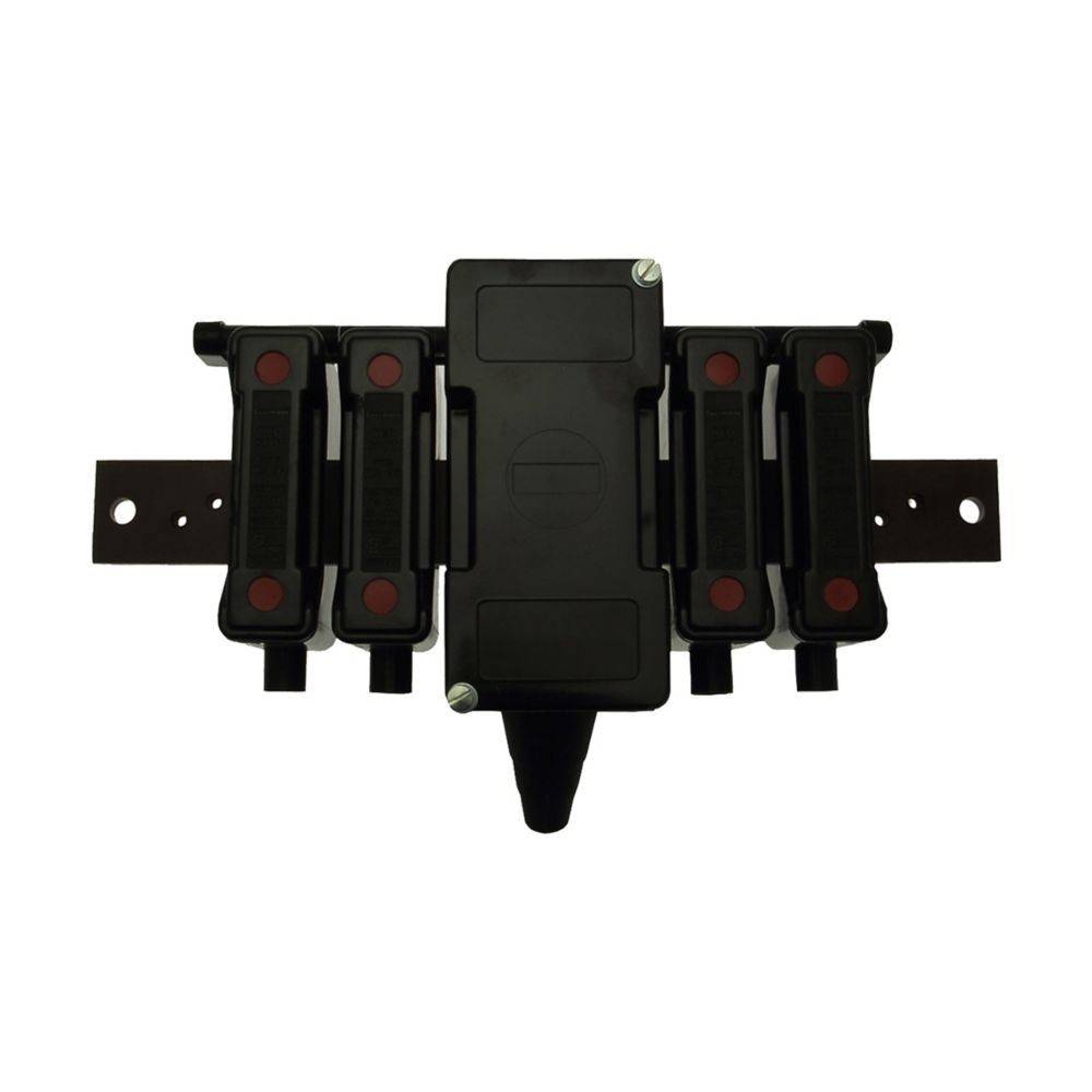 Ein elektrischer Sicherungshalter, der auf einer Halterung montiert ist und mehrere Schlitze für Sicherungen aufweist. Zentrales Gehäuse mit Anschlüssen, das zur Verwaltung von Stromkreisen verwendet wird.