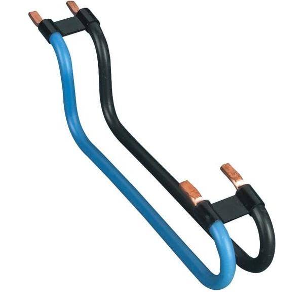 Blau und schwarz lackierte elektrische Überbrückungsschiene mit Kupferenden, verwendet zum Testen oder Überbrücken elektrischer Schaltkreise.
