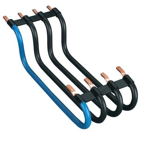 Ein Satz Kupferschienen mit drei schwarzen Isolatoren und einem blauen, parallel geschaltet, verwendet für die elektrische Verteilung.