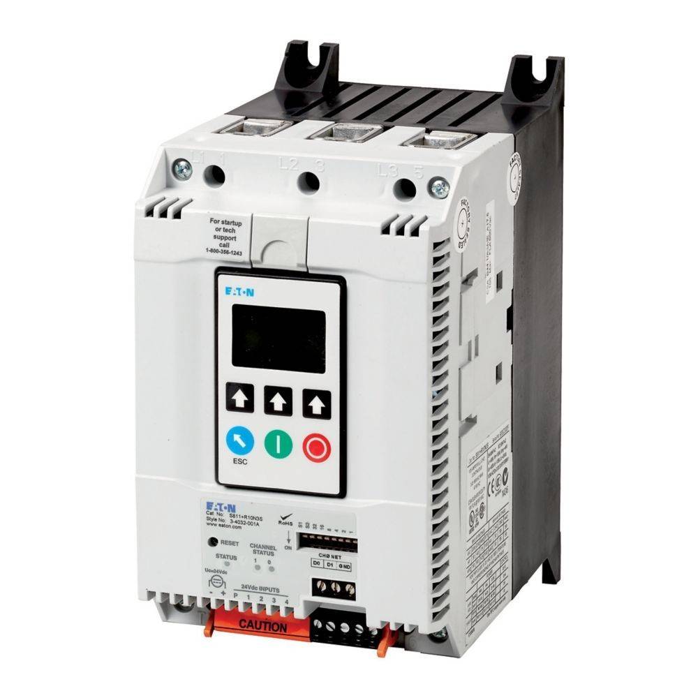 Ein weißes elektrisches Gerät mit digitalem Bildschirm, verschiedenen Tasten und Beschriftungen, das auf einem schwarzen Gehäuse montiert ist. Die Beschriftung lautet 