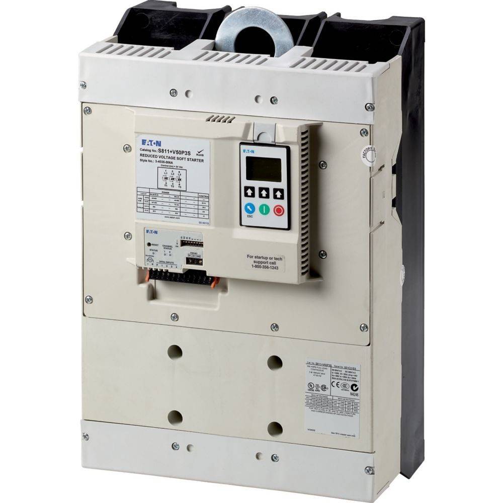 Ein elektrischer Leistungsschalter mit Bedienfeld und digitaler Anzeige, der verschiedene Knöpfe und Informationsetiketten auf der Vorderseite zeigt.