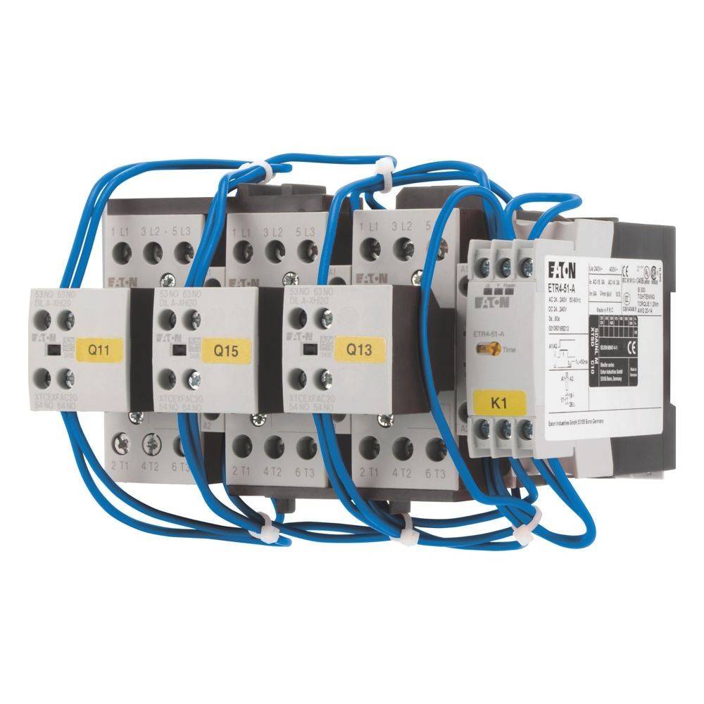 ETIMAT'-Serie elektrische Komponenten mit Verdrahtung, ausgestattet mit mehreren Schaltern und Anschlüssen, die für industrielle Steuerungssysteme verwendet werden.