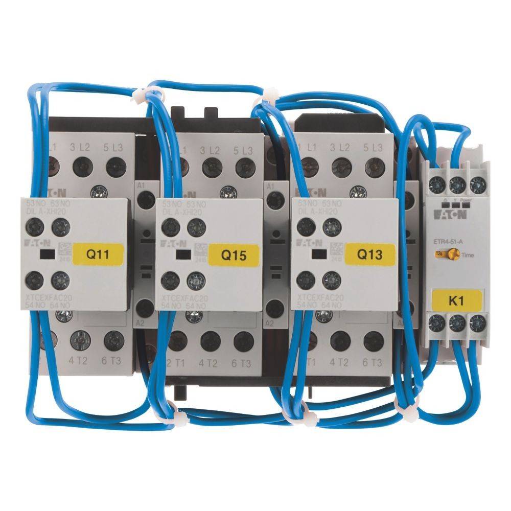 Elektrische Schalttafel mit mehreren Schützen und einem Zeitrelais, beschriftet mit Q11, Q15, Q13 und K1, die Komponenten eines Steuerungssystems zeigend.