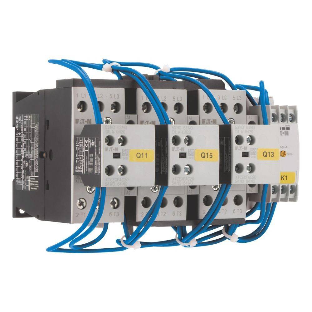 Ein dreiphasiger elektrischer Schütz mit vier Hauptsektionen, verbunden durch blaue Kabel, gekennzeichnet mit 'Q11', 'Q15' und 'Q13'.