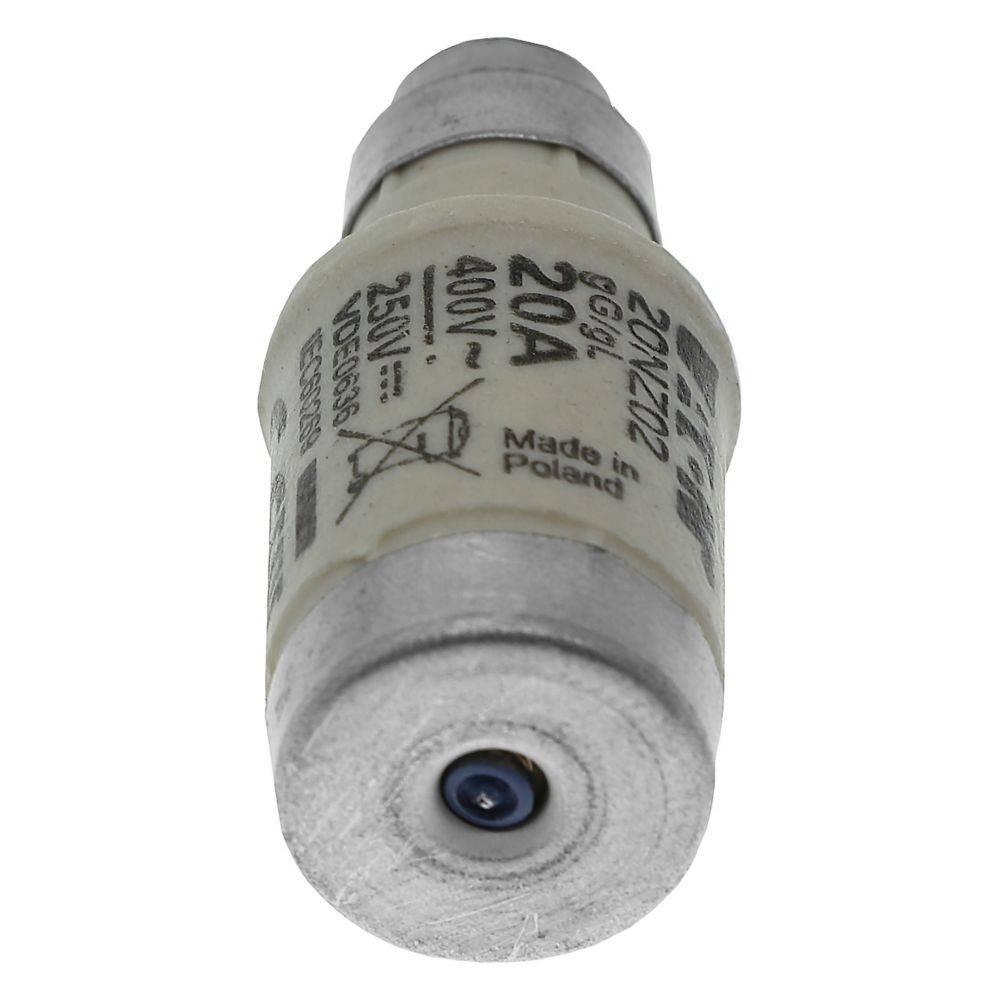 Eine Nahaufnahme einer zylindrischen Sicherung mit der Beschriftung „20A, 400V, Made in Poland