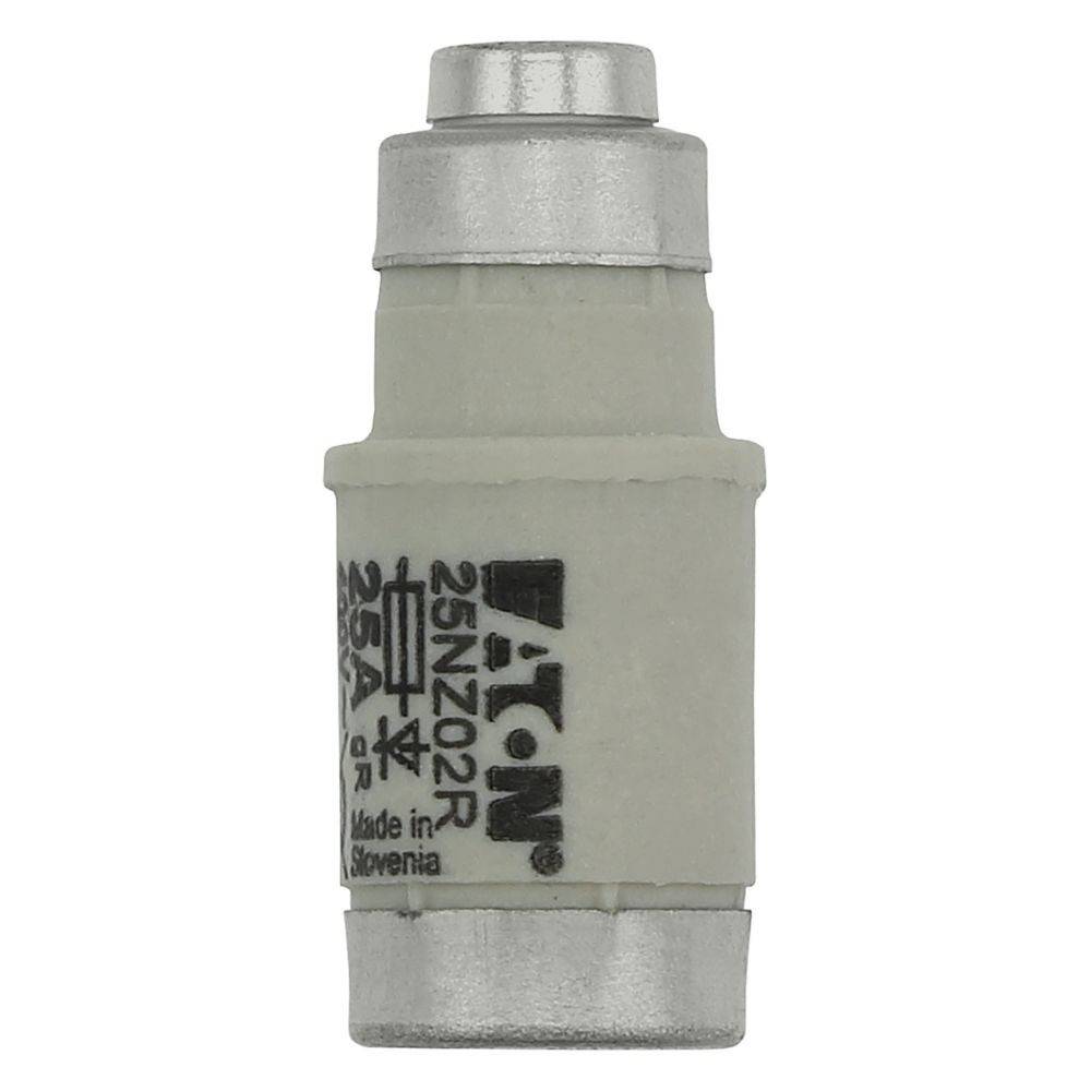Eine Zylindersicherung mit der Bezeichnung '25NZ02R', '25A', '500V', mit Metallendern und weißem Körper, die Produktspezifikationen und Herkunft anzeigt.