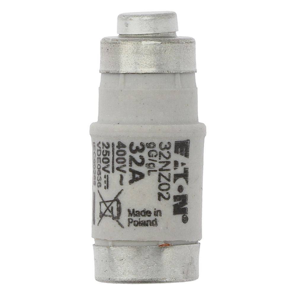 Eine zylindrische 32A-Sicherung mit Metallkappen, beschriftet mit 'Eaton' und 'Made in Poland', ausgelegt für 250V- und 400V-Elektroanlagen.