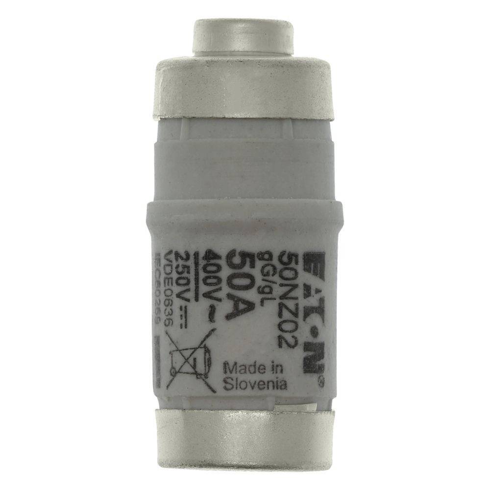 Eine zylindrische elektrische Sicherung mit der Bezeichnung 'Eaton 50NZ02 50A 400V', mit zusätzlichen Markierungen: 'Made in Slovenia', '8/9L'.