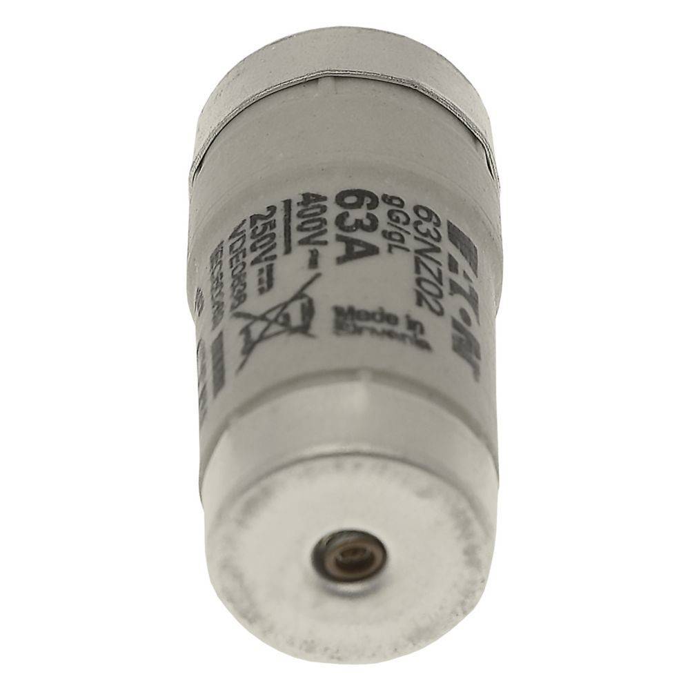 Eine zylindrische 63A 400V Sicherung mit Markierungen für technische Spezifikationen und Sicherheitsstandards, geeignet für elektrische Systeme.