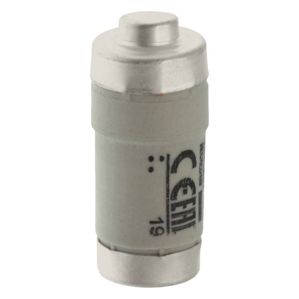 Eine kleine, zylindrische elektronische Komponente mit metallischen Enden und einem aufgedruckten Etikett, möglicherweise eine Sicherung oder ein Kondensator, die vor einem einfarbigen Hintergrund betrachtet wird.