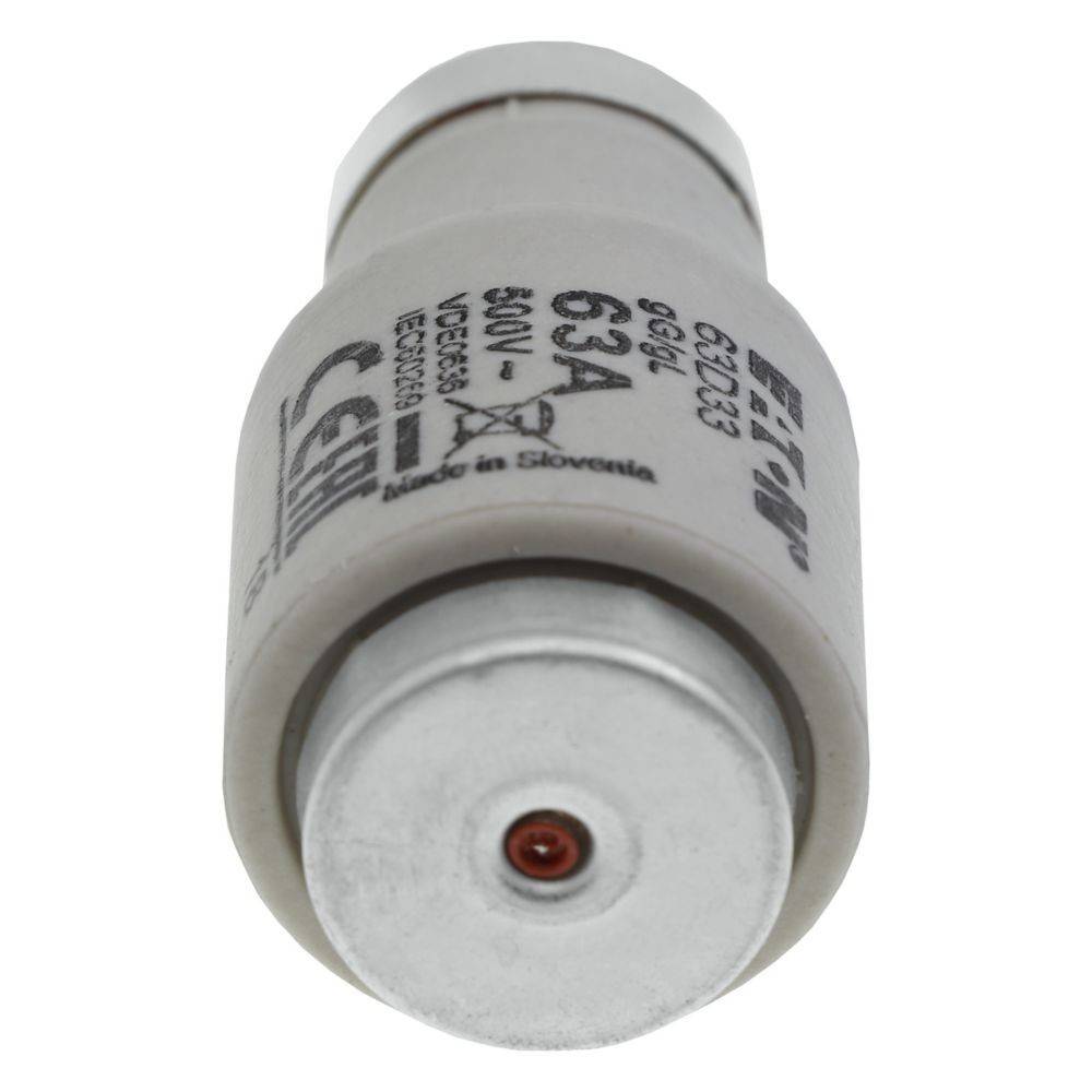 Eine Zylindersicherung 63A, gekennzeichnet mit '500V' und '690V', CE-konform, hergestellt in Slowenien, mit grauer Außenhülle und sichtbaren Metallkontakten.