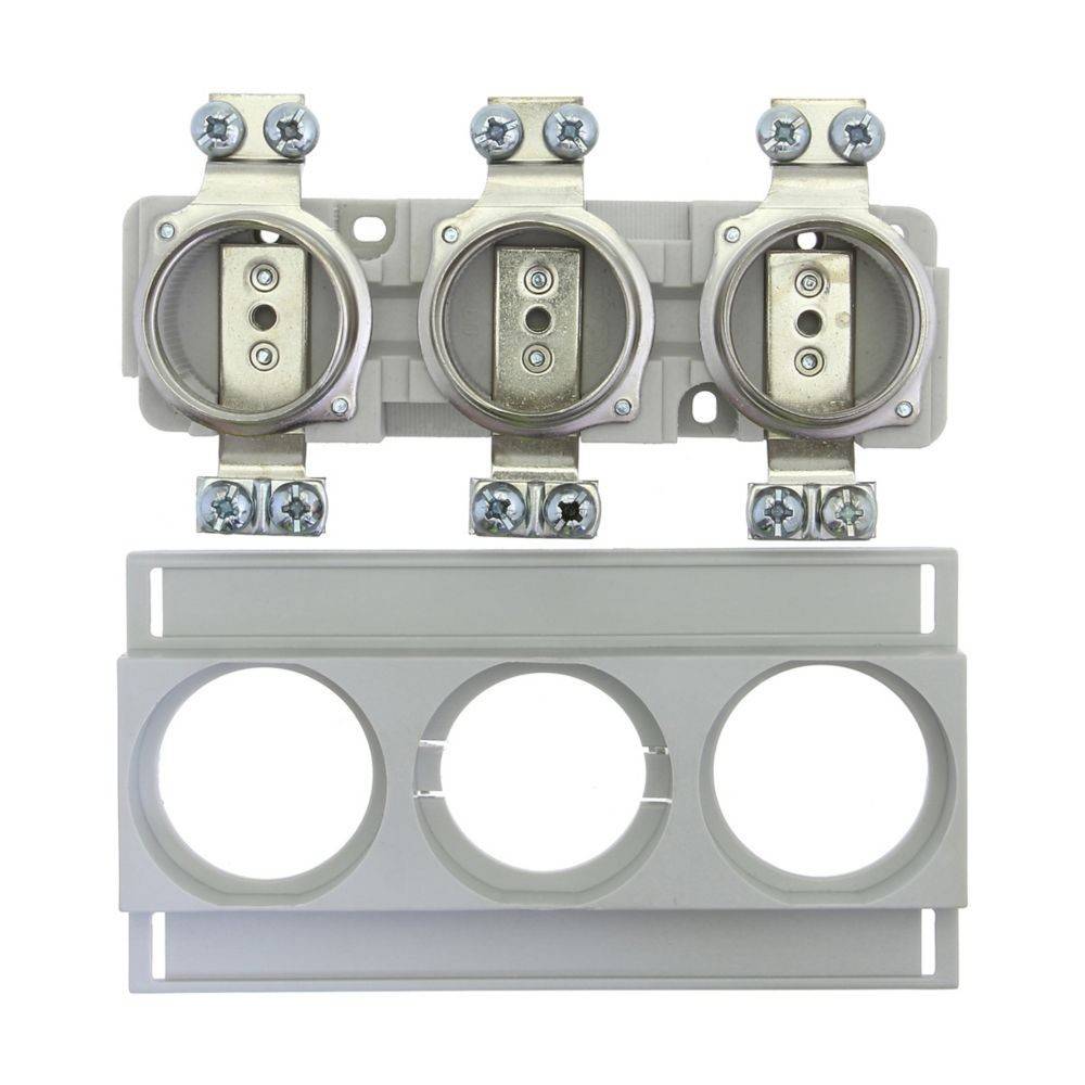 Drei elektrische Steckdosen, mit Schrauben auf einem Montagebügel befestigt, neben einem separaten grauen Panel mit drei kreisförmigen Ausschnitten.
