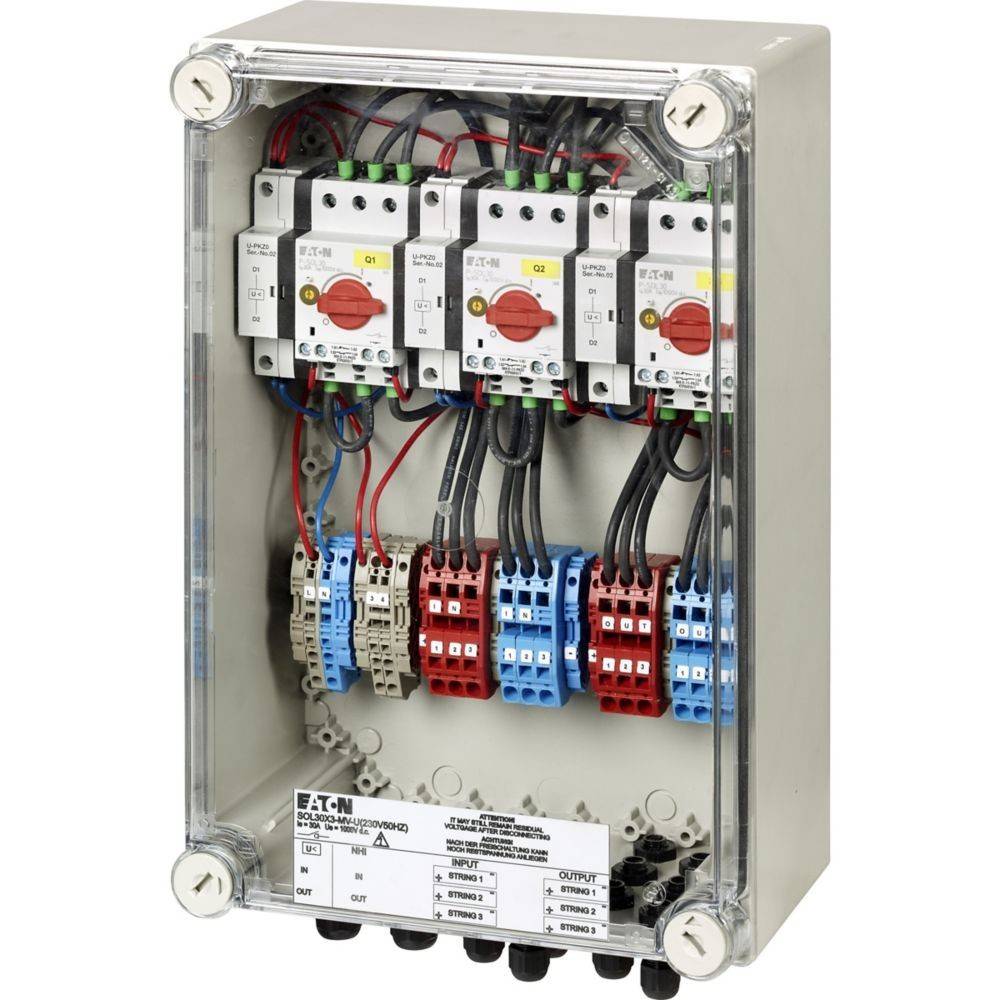 Elektrische Schaltanlage mit drei Sicherungsautomaten, beschriftet mit verschiedenen Anschlusspunkten und farbigen Kabeln, in einem transparenten Gehäuse eingeschlossen.
