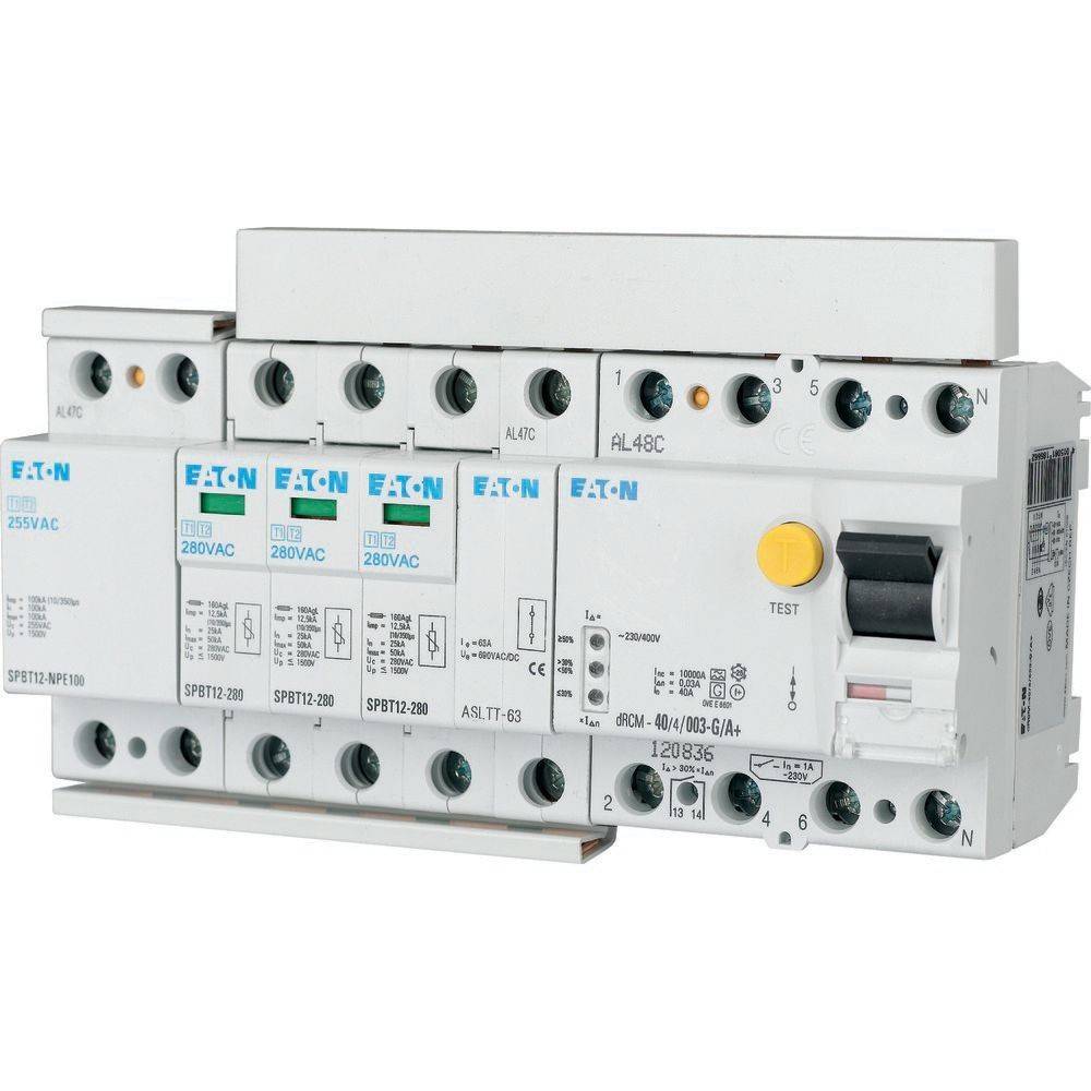 Ein Mehrfach-Leistungsschalter mit 'EATON' Markierung, gelber Prüftaste und gekennzeichneten Spannungswerten für elektrische Sicherheit und Verteilung.