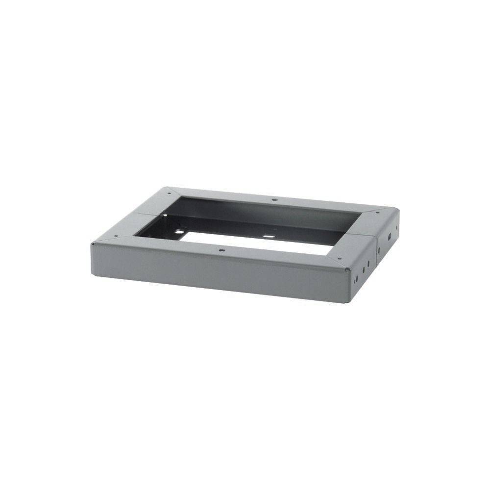 Eine graue, rechteckige Metallhalterung mit einem hohlen Zentrum, möglicherweise zum Befestigen oder Unterstützen von elektronischen Geräten oder Maschinen verwendet.