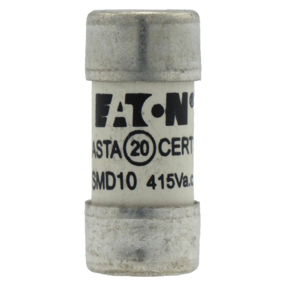 Ein Nahaufnahme-Bild einer zylindrischen Sicherung mit Metallendkappen und weißem Körper. Der Text auf der Sicherung enthält 'Eaton', 'ASTA 20 CERT' und 'SMD10 415Va.c.'.