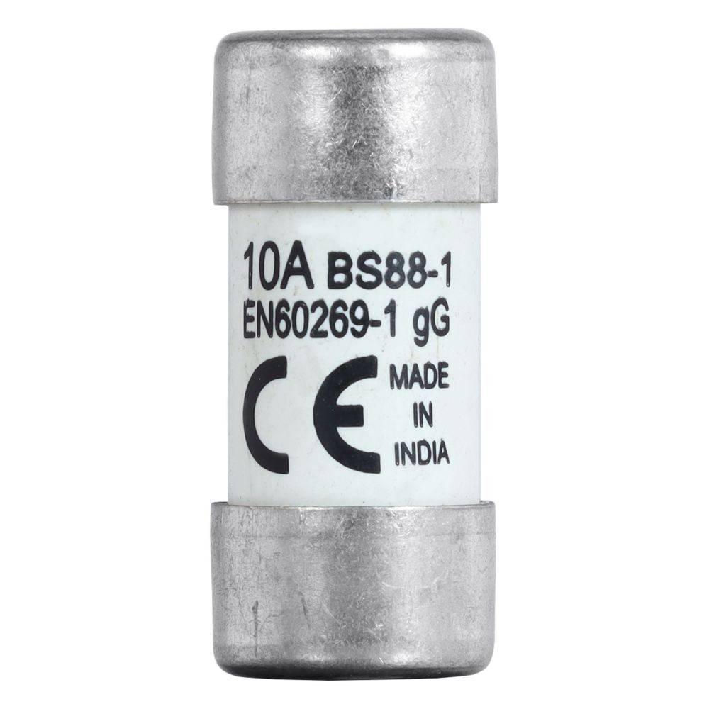 Eine zylindrische Sicherung mit der Beschriftung '10A BS88-1 EN60269-1 gG', 'CE' und 'MADE IN INDIA', die ihre elektrischen Spezifikationen und Herkunft anzeigt.