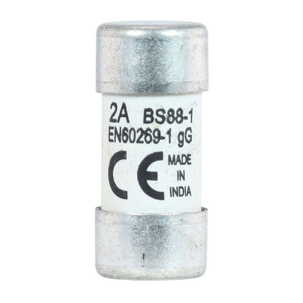 Eine Zylindersicherung mit Metallenden, gekennzeichnet mit '2A BS88-1 EN60269-1 gG', zeigt die 'CE'-Markierung und 'Made in India'.
