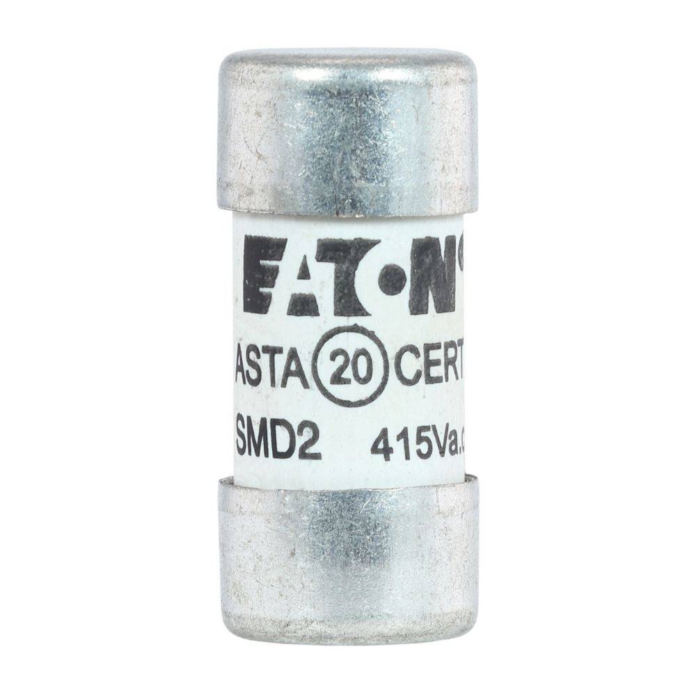 Eine Zylindersicherung mit der Beschriftung 'Eaton ASTA 20 Cert SMD2 415V a.c.', die ihre Spannung und Zertifizierungsstandards angibt.