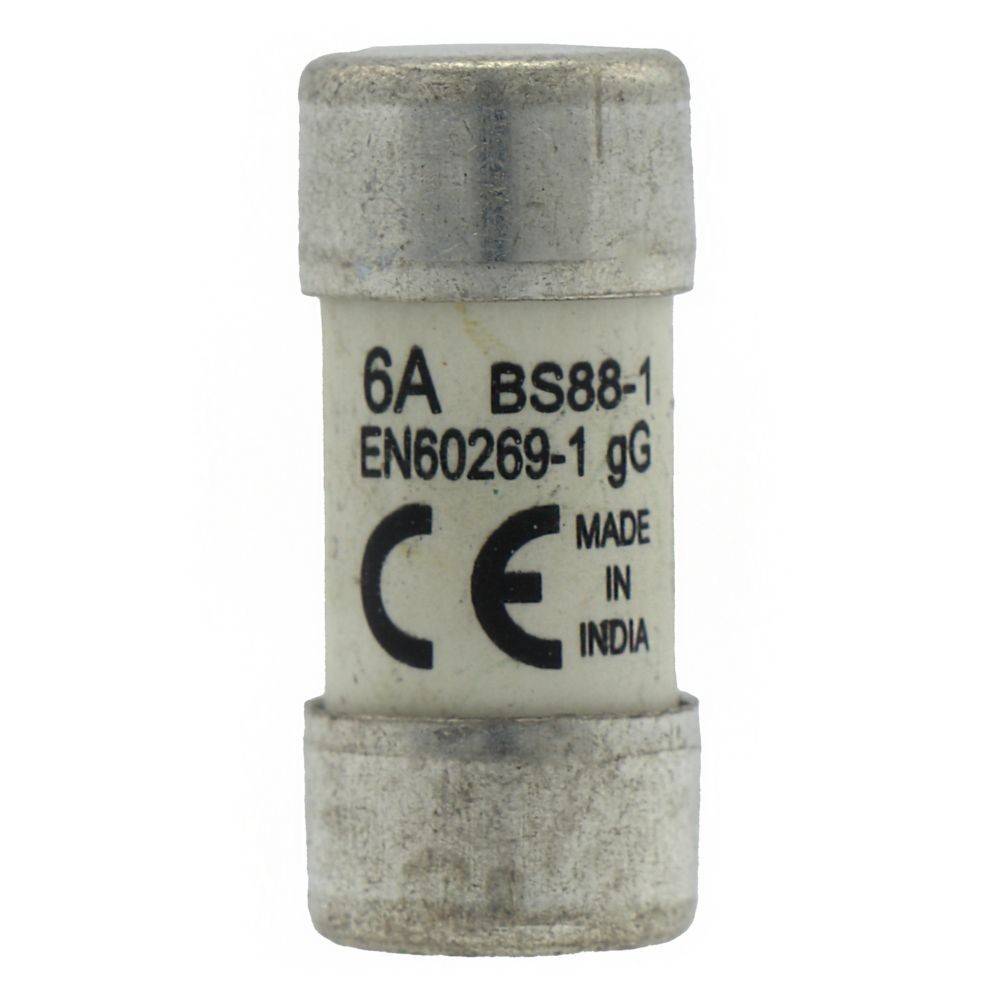 Eine kleine weiße zylindrische Sicherung, beschriftet mit '6A BS88-1 EN60269-1 gG CE Hergestellt in Indien', mit Metallenden, verwendet für elektrische Sicherheit.