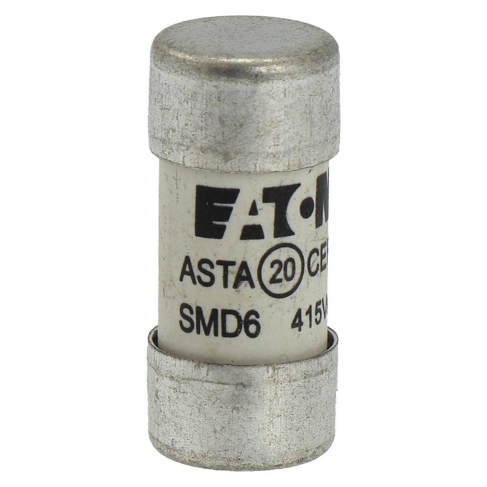 Eine zylindrische elektrische Sicherung mit der Beschriftung 'Eaton ASTA 20 CER SMD6 415V', versehen mit metallischen Endkappen, die zum Schutz von elektrischen Stromkreisen verwendet wird.
