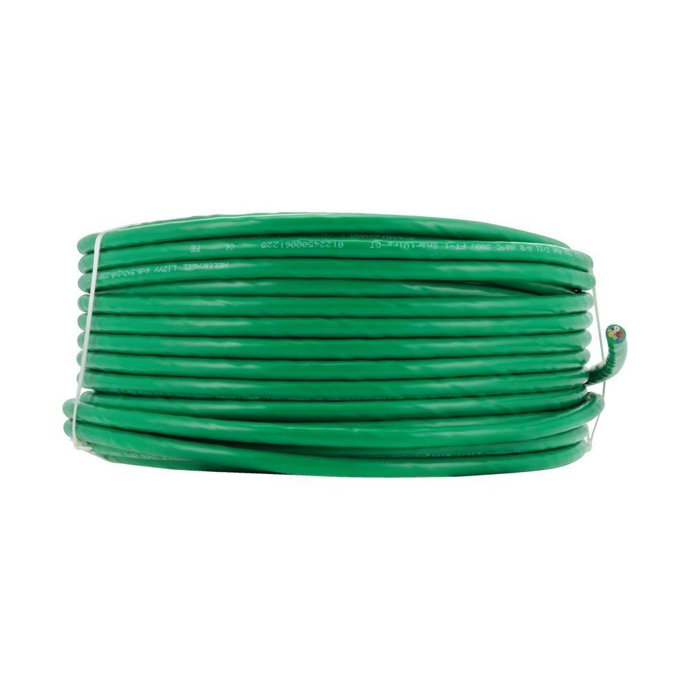 Eine Rolle grünen elektrischen Kabels, ordentlich aufgewickelt und mit einer weißen Krawatte gesichert. Das Kabel erscheint dick und für den Innenbereich geeignet.