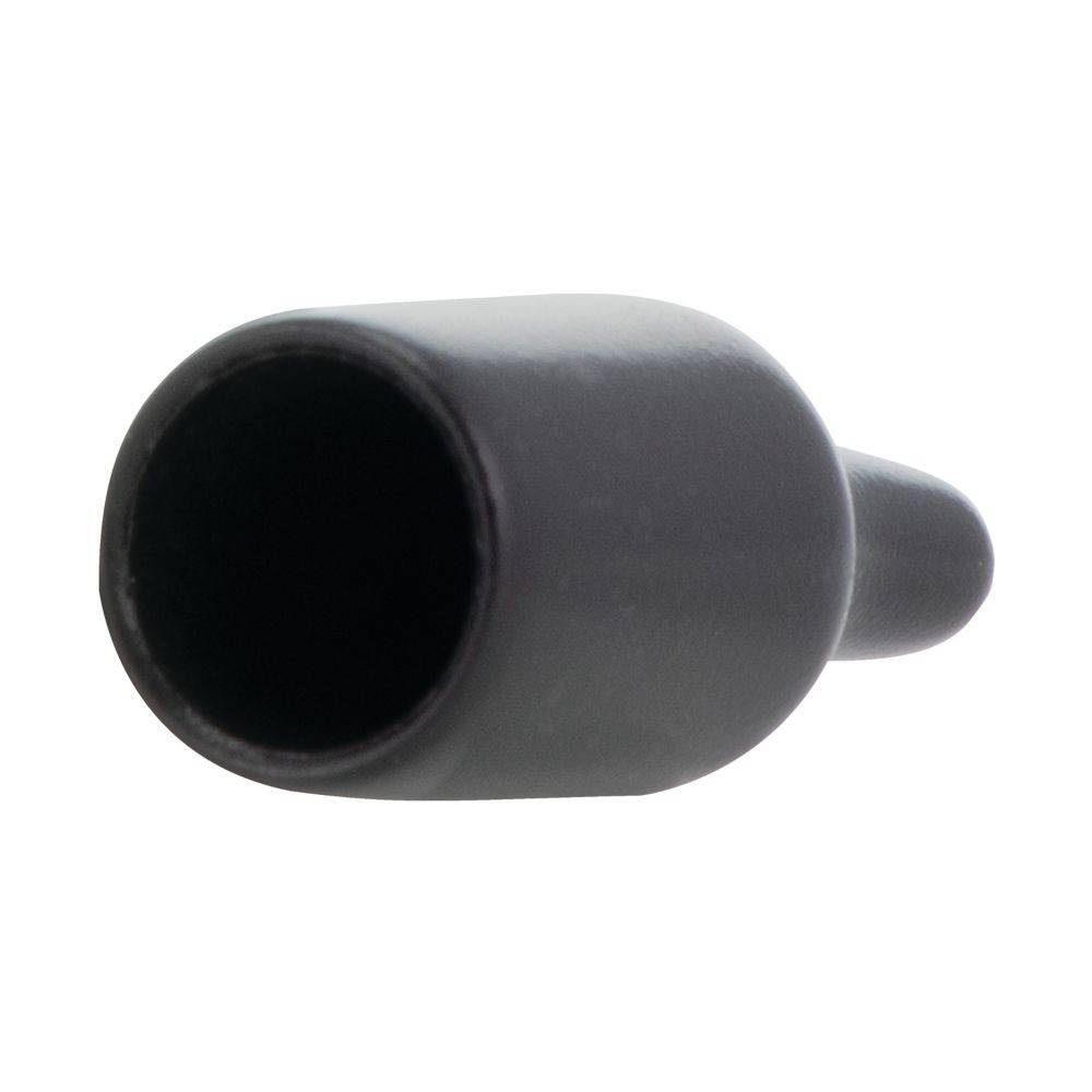 Eine schwarze, zylindrische Gummikappe mit abgerundeter Spitze, von der Seite betrachtet.