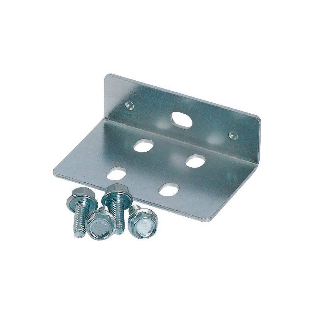 Eine Metalleckhalterung mit fünf Löchern, versehen mit vier Schrauben, die zum Verstärken oder Verbinden zweier Oberflächen im rechten Winkel verwendet wird.