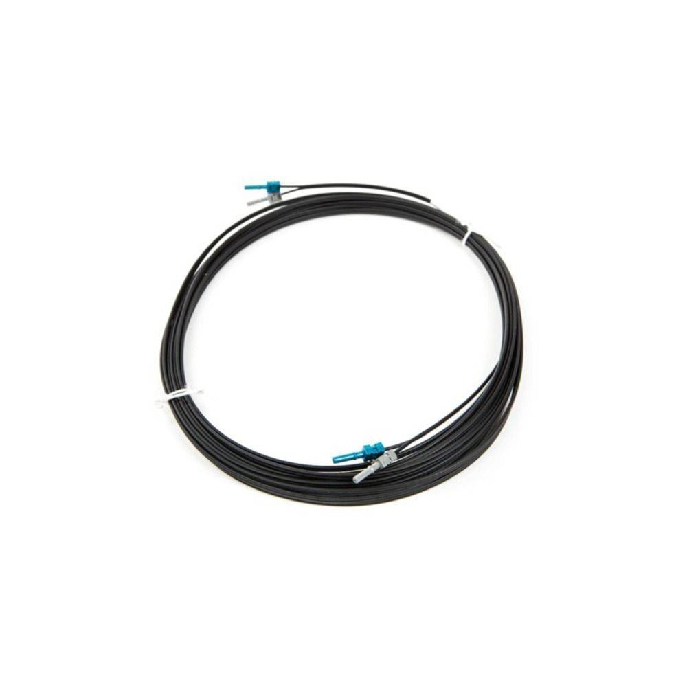Ein aufgerolltes schwarzes Kabel mit Steckern an beiden Enden, höchstwahrscheinlich für elektronische Geräte oder Verbindungszwecke.
