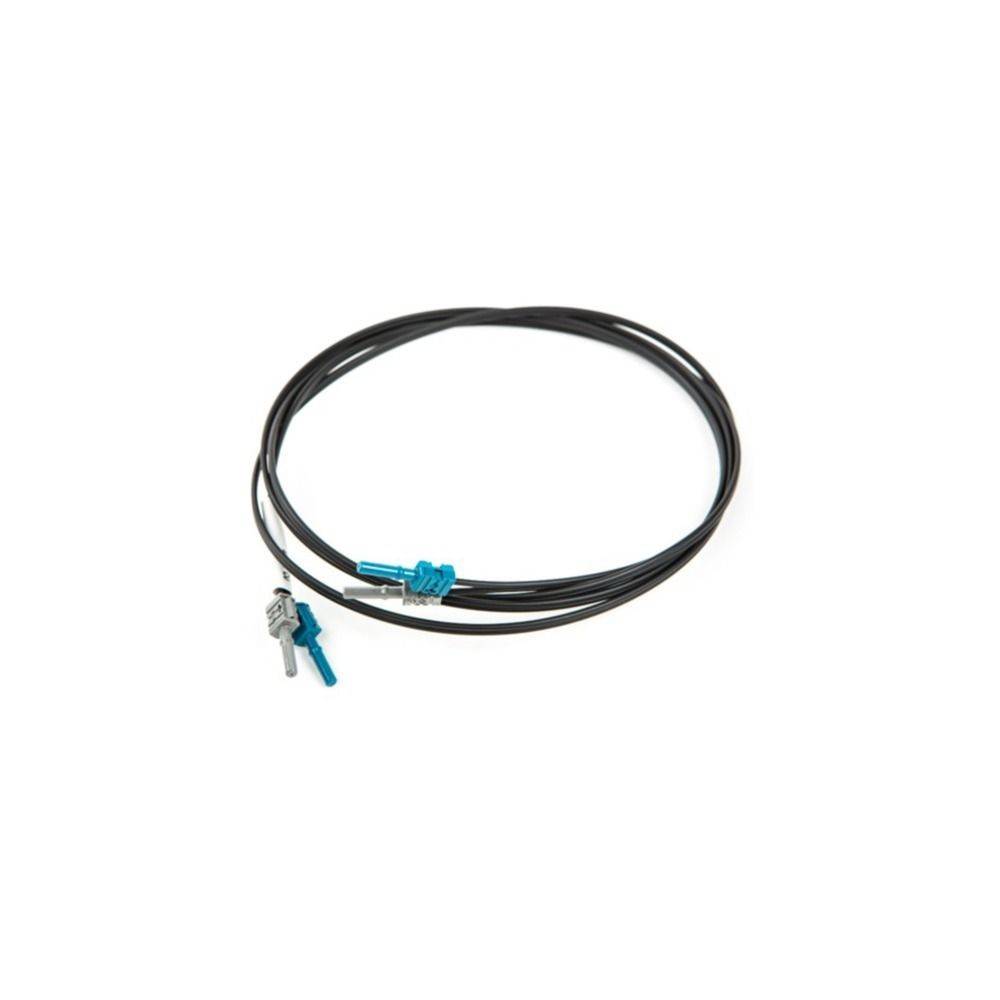 Ein langer schwarzer Kabel mit blauen Anschlüssen an beiden Enden, in einer Schleife gewickelt, der für verschiedene Verkabelungs- oder elektrische Anwendungen verwendet wird.