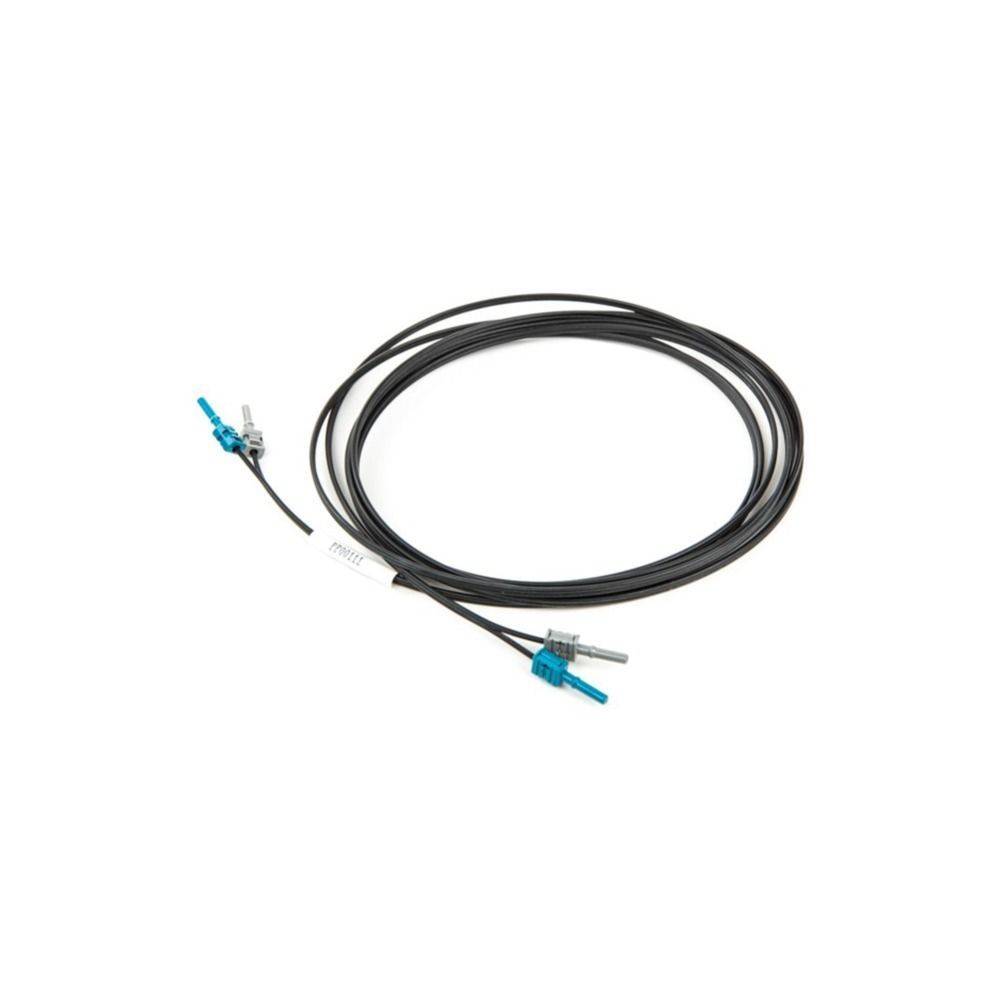 Ein schwarzes Glasfaserkabel mit blauen Anschlüssen an beiden Enden ist sorgfältig aufgerollt.