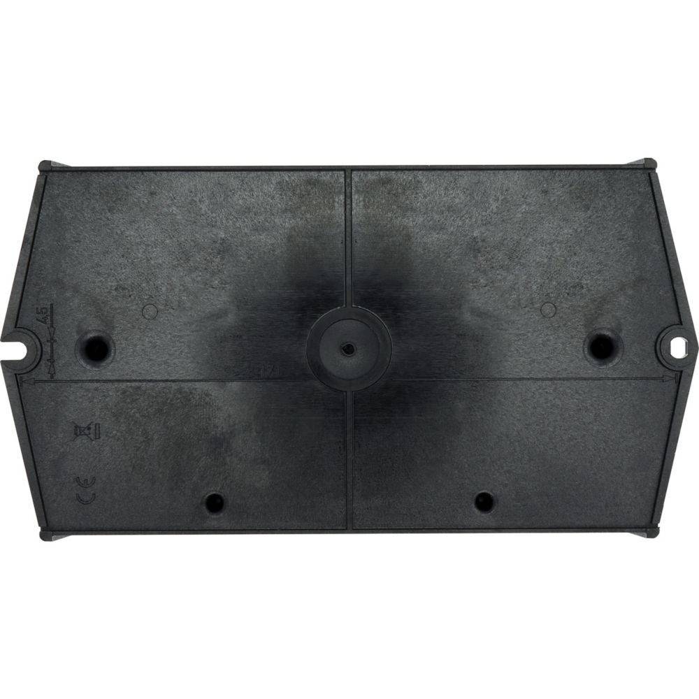 Schwarzes rechteckiges Plastikpanel mit vier Schraubenlöchern und einer zentralen kreisförmigen Vertiefung, verwendet zur Montage oder Abdeckung von mechanischen Komponenten.