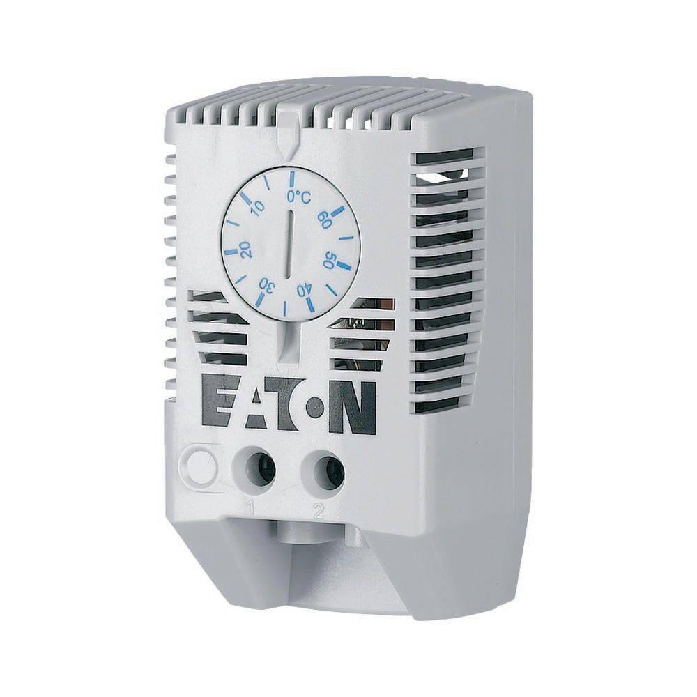 Ein weißes Thermostat mit einem runden Temperaturwahlschalter, mit der Beschriftung 'EATON', das Temperaturen von -20 bis 60 Grad Celsius anzeigt.