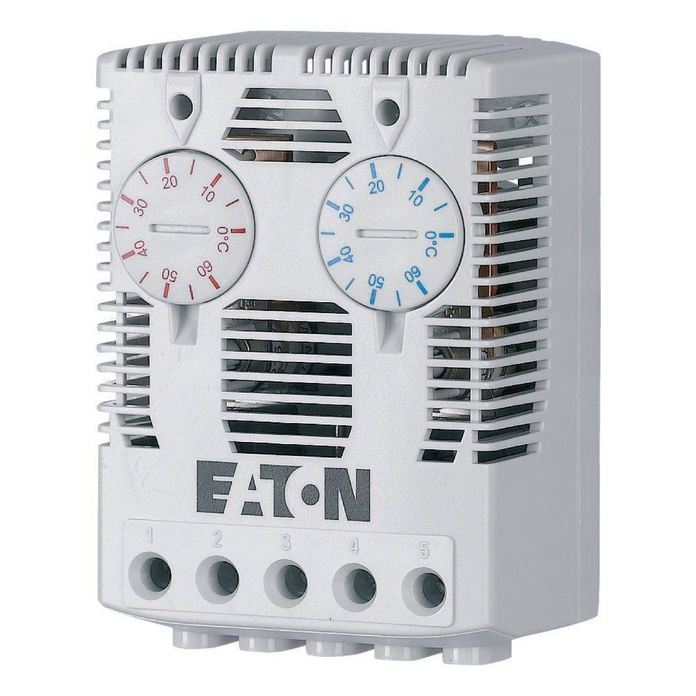 Weißer Eaton-Thermostat mit zwei Drehreglern: einem roten für die Einstellung höherer Temperaturen und einem blauen für niedrigere Temperaturen.